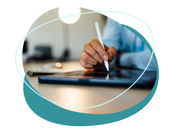Homme signant un registre visiteur en ligne MAIRIE et conforme au RGPD